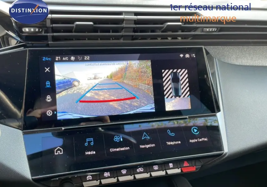 Vue rapprochée de l’écran central de la Peugeot 308 2024 montrant la caméra de recul et l’interface multimédia.