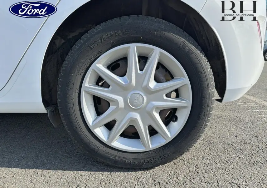 Gros plan sur la roue arrière droite d'une Ford Fiesta blanche avec enjoliveur argenté et pneu Michelin.