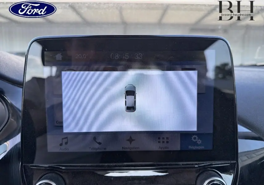Écran tactile intérieur de la Ford Fiesta 2018 affichant la vue de dessus du véhicule en blanc Glacier.