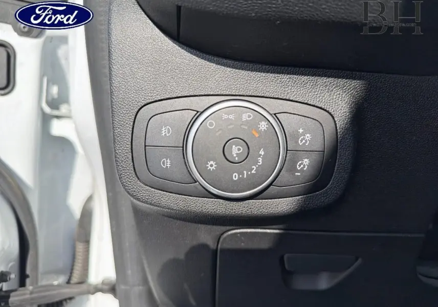 Détail du tableau de bord côté gauche avec commande d'éclairage sur Ford Fiesta blanc glacier 2018.