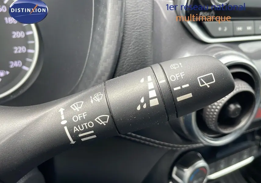 Gros plan sur la commande d'essuie-glace du Nissan Juke Hybrid 2023, avec détails des réglages visibles en intérieur noir.