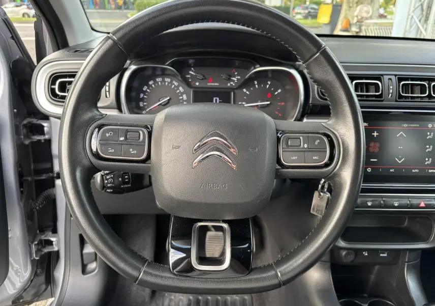 Vue rapprochée du volant noir de la Citroën C3 2019 avec commandes intégrées et tableau de bord visible.