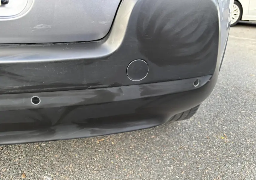 Gros plan sur le pare-chocs arrière gris de la Citroën C3 2019 avec capteurs de stationnement intégrés.