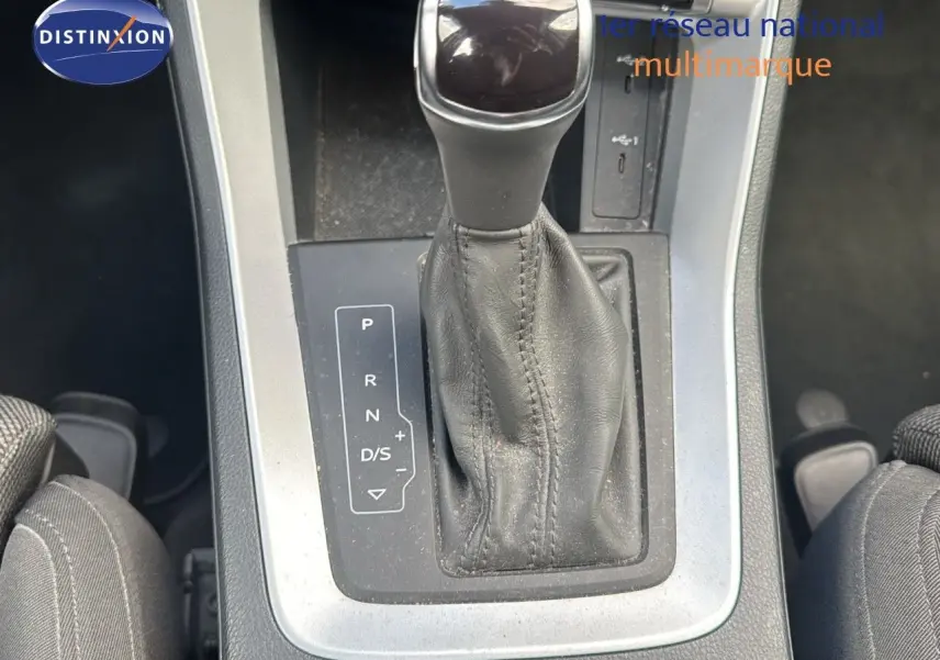 Le levier de vitesse automatique noir de l'Audi Q3 Sportback 35 TFSI 150ch Advanced, vu de dessus au centre console.