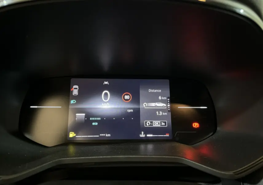 Combiné d'instruments numérique de la Renault Clio 2025 affichant la vitesse, distance et alertes, vue frontale.