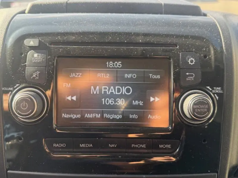 Écran tactile central du poste radio du Peugeot Boxer Fourgon blanc, affichant la fréquence FM 106.30 MHz.