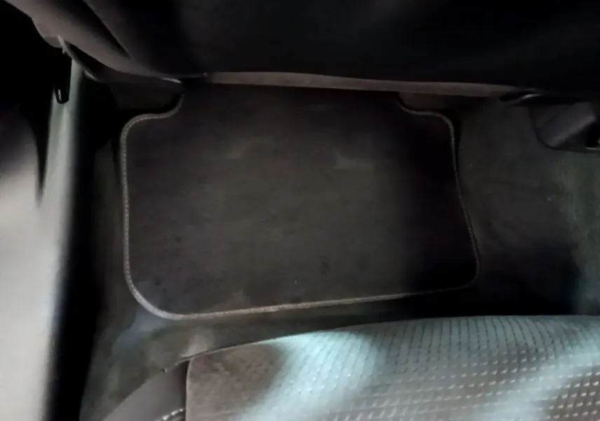 Vue intérieure du tapis de sol côté passager arrière de l'Audi Q3 35 TFSI gris foncé de 2022.