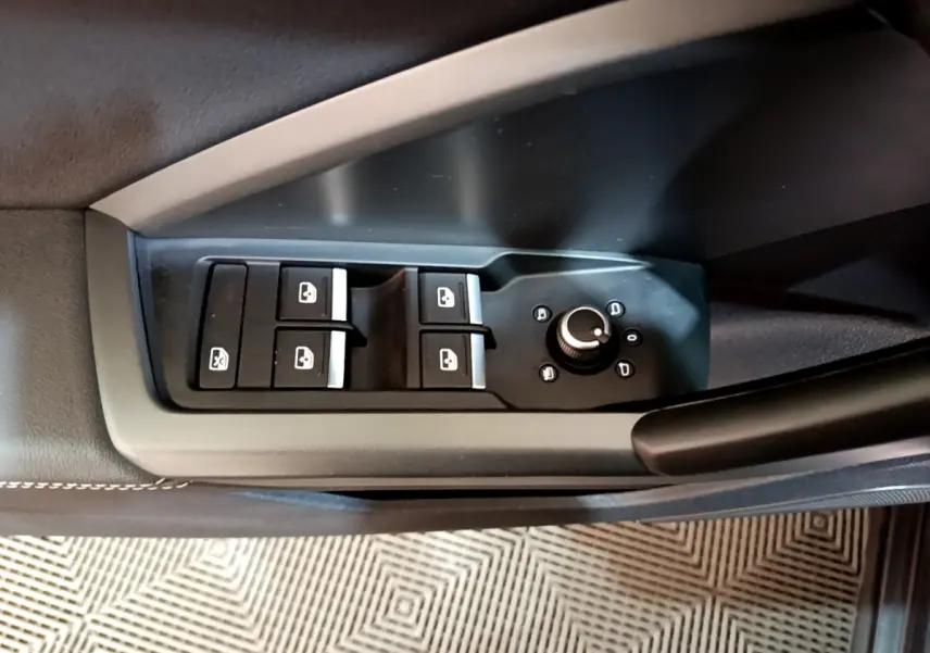 Gros plan sur les commandes de lève-vitres et réglage des rétroviseurs côté conducteur de l'Audi Q3 35 TFSI S LINE 2022.