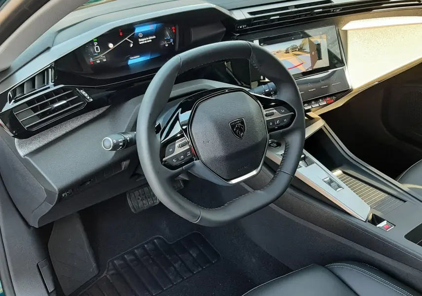 Coffre vu de dessus d'une Peugeot 308 Bleu Obsession, montrant un espace de chargement propre et vide.