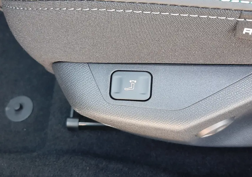 Vue rapprochée des commandes de lève-vitres et rétroviseurs sur la porte côté gauche d'une Peugeot 308 Bleu Obsession.