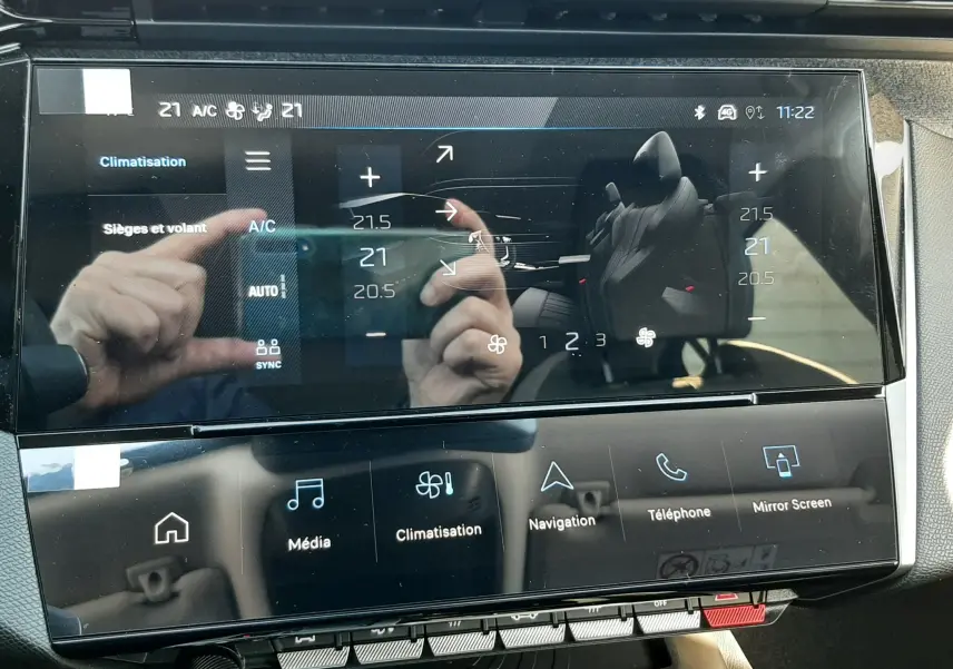 Écran tactile central de la Peugeot 308 Bleu Obsession, affichant la radio France Inter, vue rapprochée intérieure.