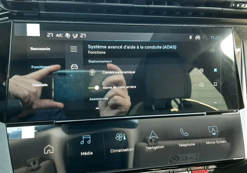 Écran tactile central de la Peugeot 308 Bleu Obsession, affichant le menu Mirror Screen, vue intérieure frontale.