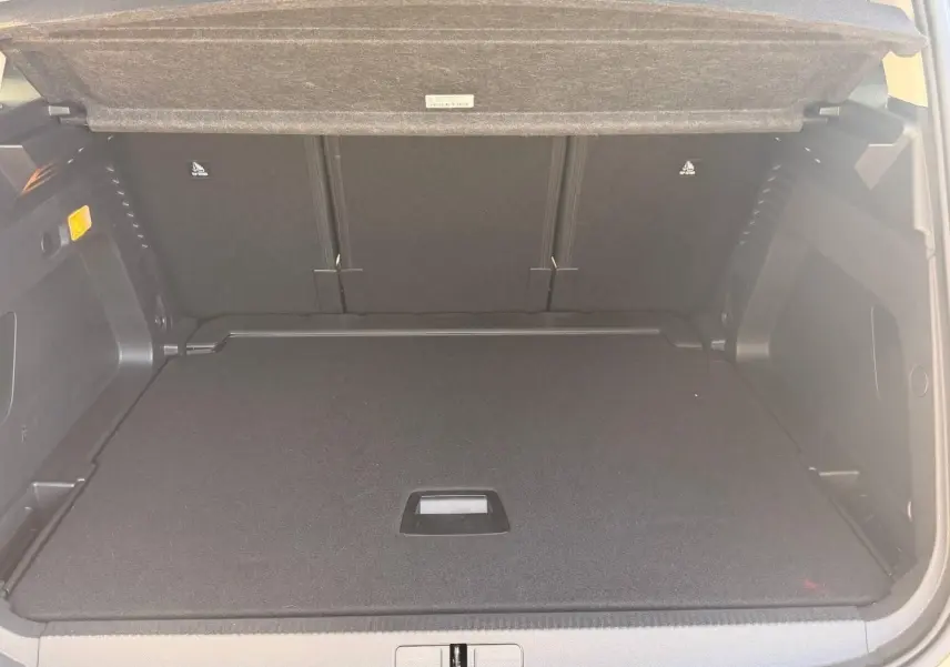 Coffre ouvert vu de l'arrière du Citroën C5 Aircross gris Platinium, espace de chargement plat et spacieux.