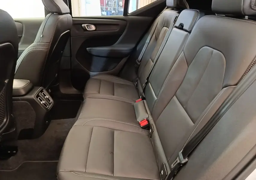 Vue intérieure côté droit montrant la banquette arrière en cuir noir du Volvo XC40 P8 408 R-Design 2021.