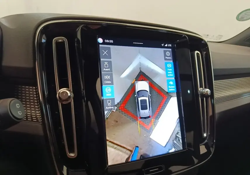 Vue intérieure du tableau de bord du Volvo XC40 P8 408 R-Design 2021, écran tactile affichant la caméra 360° en vue aérienne.