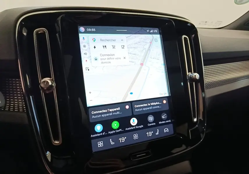 Vue rapprochée de l’écran tactile central du tableau de bord du Volvo XC40 gris clair, affichant la navigation GPS.