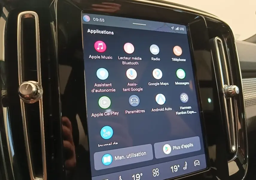 Écran tactile central du tableau de bord du Volvo XC40 gris clair, affichant les applications connectées.