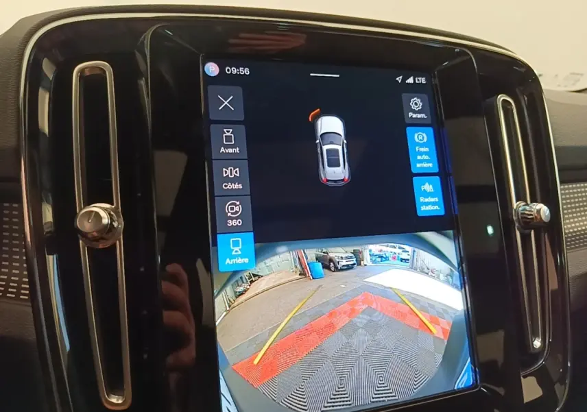 Écran tactile central affichant la caméra de recul et l'interface de stationnement du Volvo XC40 gris clair.