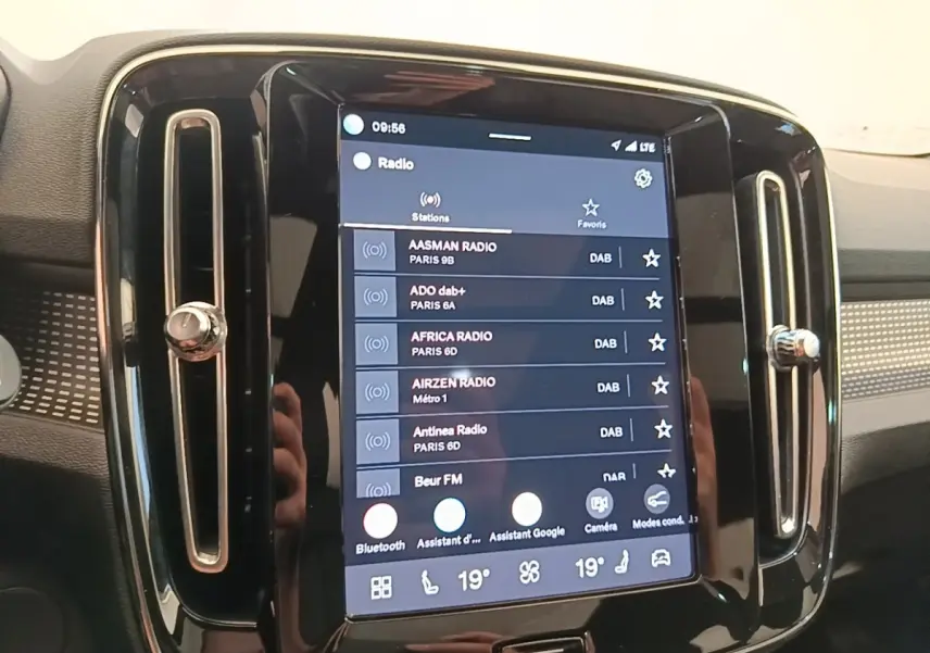 Écran tactile central 9 pouces du tableau de bord du Volvo XC40 P8 gris clair, intérieur moderne.