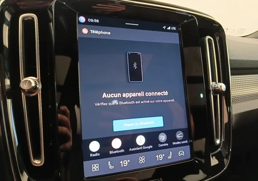 Écran tactile central noir affichant la connexion Bluetooth dans l’habitacle du Volvo XC40 P8 gris clair.