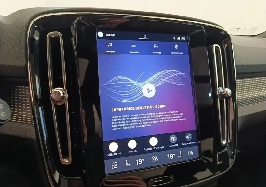 Écran tactile central 9 pouces du Volvo XC40 P8 R-Design 2021 avec interface audio et commandes climatisation.