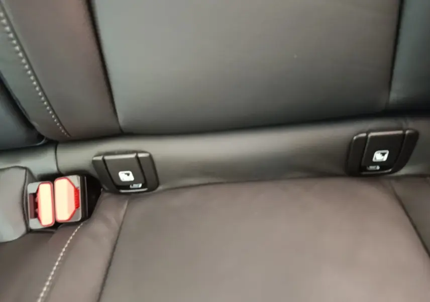 Gros plan sur la banquette arrière en cuir noir du Volvo XC40 P8 408 R-Design avec attaches Isofix visibles.