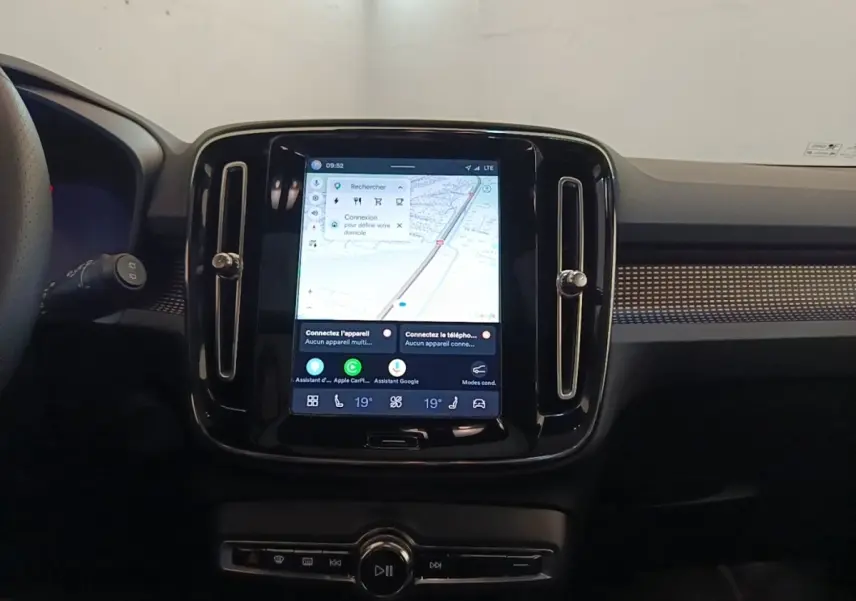 Vue rapprochée de l’écran tactile central du tableau de bord du Volvo XC40 P8 gris clair, avec navigation affichée.