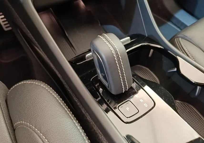 Gros plan sur la console centrale noire et le levier de vitesse cuir gris clair du Volvo XC40 P8 électrique 2021.