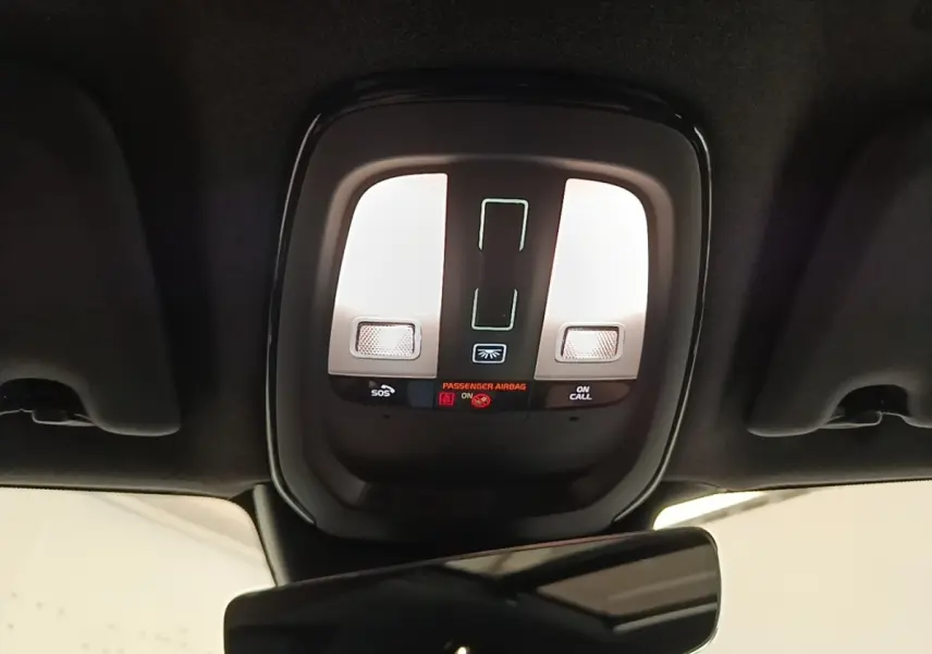 Plafonnier intérieur avec éclairage et commandes SOS et On Call du Volvo XC40 P8 gris clair, vue vers le toit depuis l'habitacle.
