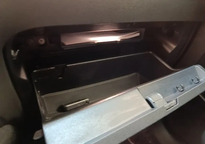 Gant de rangement ouvert côté passager du Volvo XC40 P8 408 R-Design gris clair, intérieur noir.