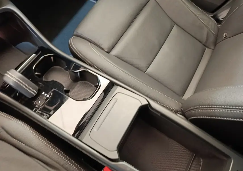 Vue rapprochée de la console centrale et siège en cuir gris foncé du Volvo XC40 P8 R-Design 2021, avec levier de vitesse.