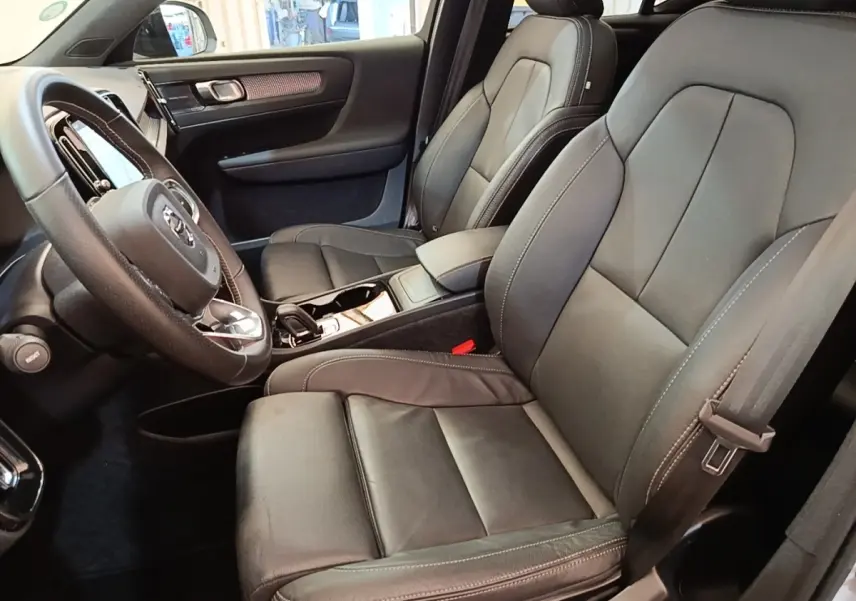 Intérieur du Volvo XC40 P8 408 R-Design 2021, vue côté conducteur montrant sièges cuir noirs et volant multifonctions.