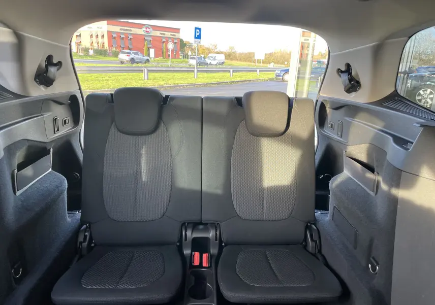 Vue arrière intérieure sur les deux sièges noirs de la troisième rangée du BMW Série 2 Gran Tourer F46 218 DA 150 Lounge 2017.