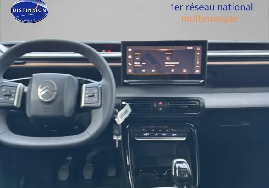 Intérieur noir de la Citroën C3 Aircross 2025, vue frontale sur le volant multifonction et l’écran tactile central.