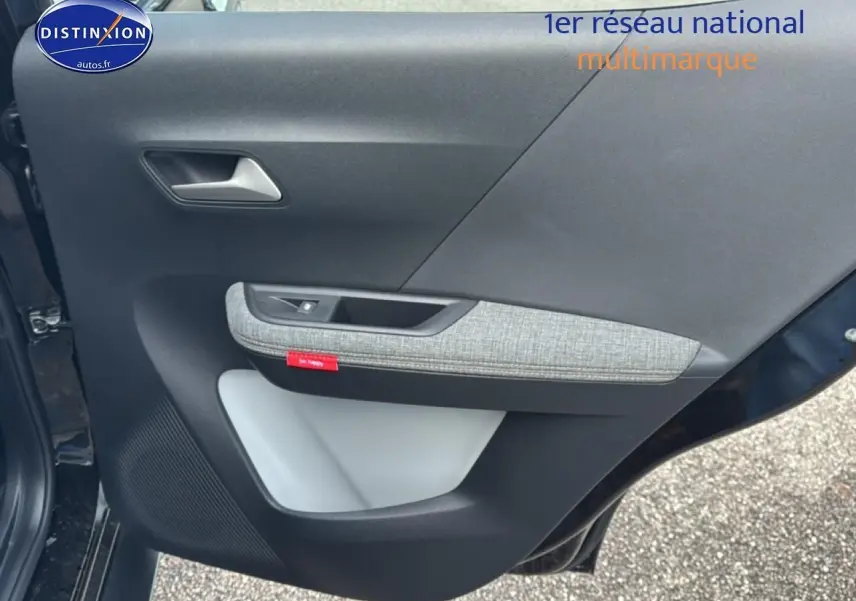 Vue intérieure de la porte arrière gauche noire du Citroën C3 Aircross 2025 avec insert tissu gris et poignée argentée.