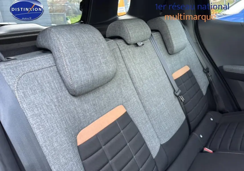 Vue intérieure de la banquette arrière gris clair et noir avec détails orange du Citroën C3 Aircross 2025 noir.