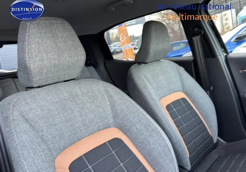 Vue intérieure rapprochée des sièges avant gris avec inserts noirs et marron du Citroën C3 Aircross noir 2025.