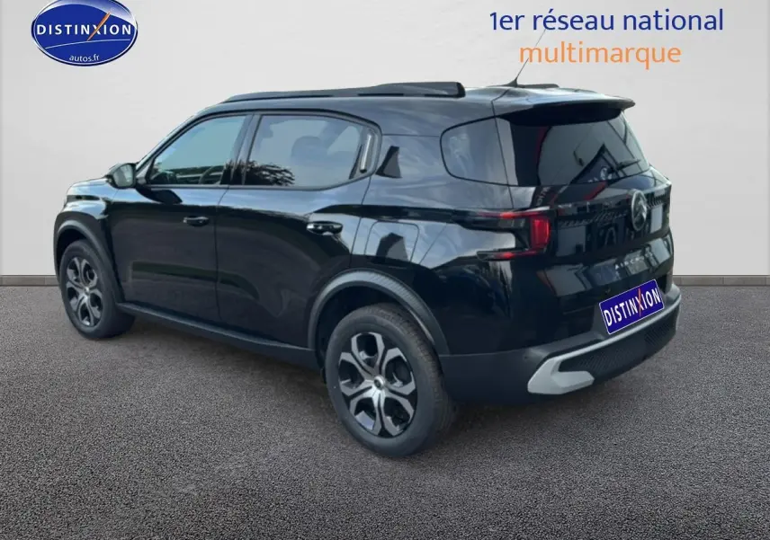 Vue 3/4 arrière côté gauche d'un Citroën C3 Aircross noir avec jantes 17 pouces et vitres teintées.