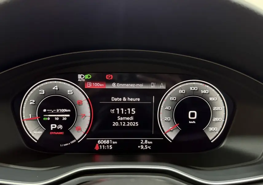 Vue rapprochée du tableau de bord numérique de l'Audi A4 gris foncé, affichant la vitesse, le compte-tours et les informations de date et heure.