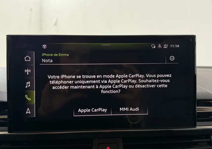 Écran tactile central de l'Audi A4 35 TFSI 150 S tronic S Edition 2022 affichant l'interface Apple CarPlay.