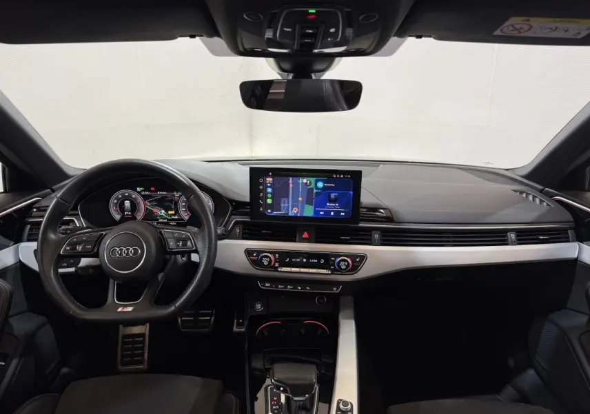 Vue intérieure frontale de l'Audi A4 35 TFSI S Edition 2022, tableau de bord noir avec écran tactile central.