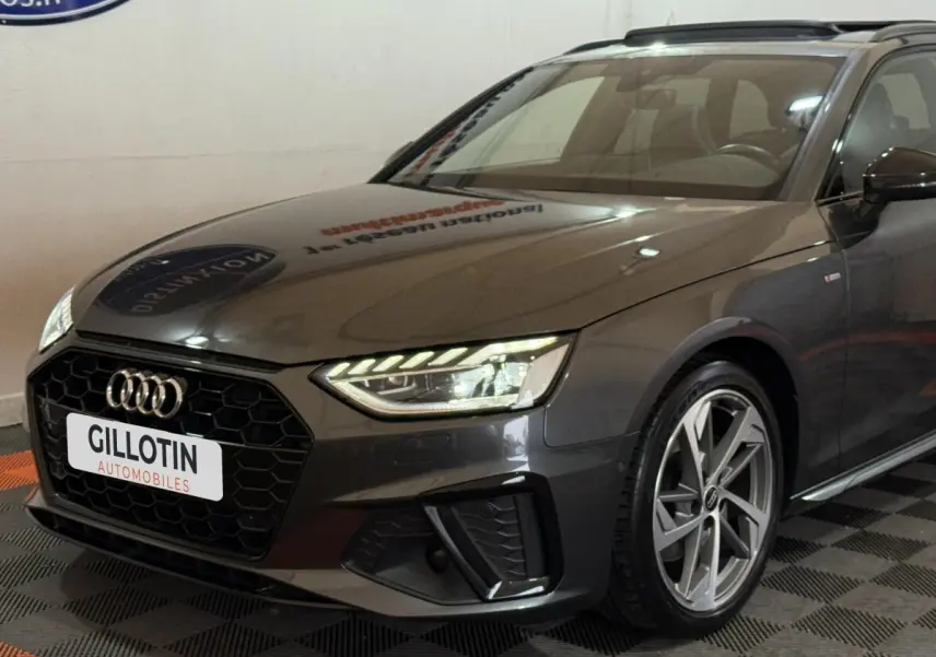 Audi A4 35 TFSI S Edition gris foncé vue 3/4 avant avec phares LED et calandre hexagonale noire.