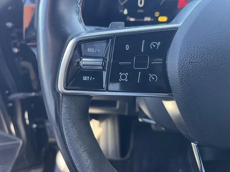 Gros plan sur les commandes à gauche du volant cuir noir du Renault Austral 1.2 E-Tech hybride 2023.
