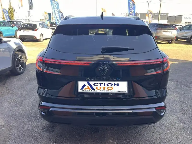 Vue arrière d'un Renault Austral noir étoilé avec feux arrière LED reliés et logo central distinctif.