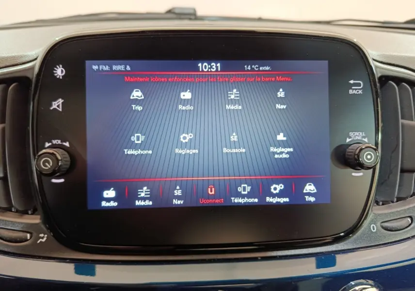 Écran tactile central de la Fiat 500 Hybrid bleu, affichant le menu multimédia et navigation à 10:31.