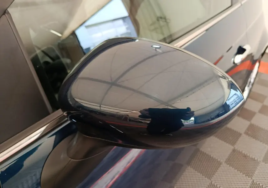 Rétroviseur côté gauche bleu brillant de la Fiat 500 Hybrid 2022, vue rapprochée en angle oblique.
