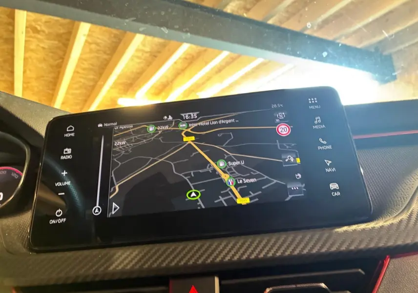 Écran central tactile du Skoda Kamiq Monte-Carlo 2024 montrant la navigation GPS avec carte et options multimédia.