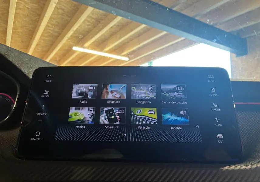 Écran tactile central du Skoda Kamiq 2024, affichant le menu principal des fonctions multimédia et navigation.