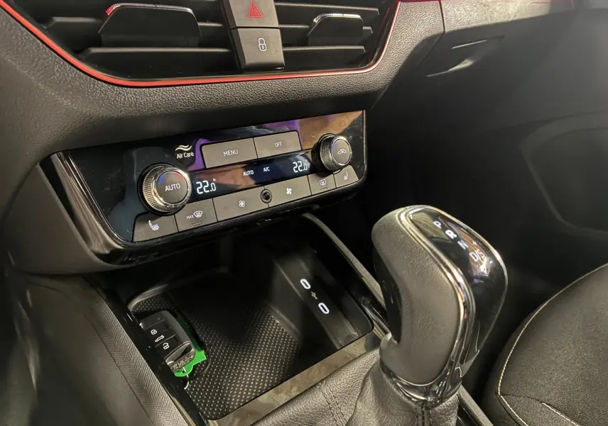 Gros plan intérieur sur la console centrale du Skoda Kamiq 2024, montrant la boîte automatique et les commandes de climatisation.