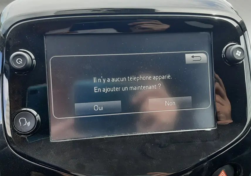 Écran tactile central de la Citroën C1 gris foncé, vue frontale du tableau de bord avec interface Bluetooth affichée.